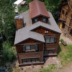 Lakeside luxury mountain getaway