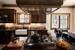 Lakeside luxury mountain getaway - Image 4