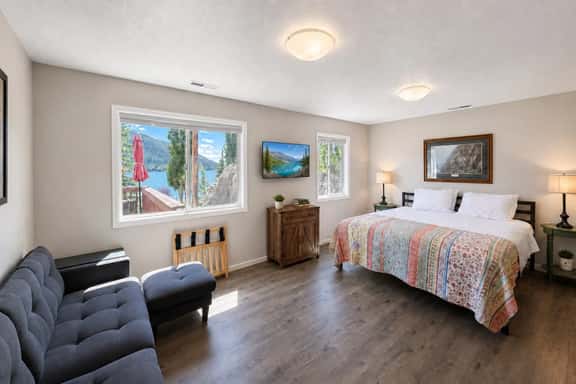 Studio apartment, heart of Grand Lake, Lake views - Image 1