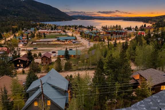Downtown luxury retreat, Lake and MTN views, Yoga - Image 1