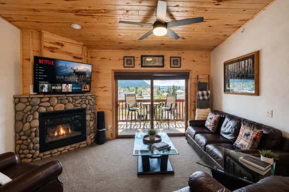Walk to town, natural lake and MTN view, balcony - Image 1