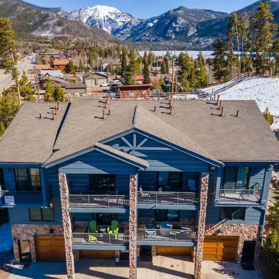 King bed-Walk to downtown and lake-stunning views - Image 1
