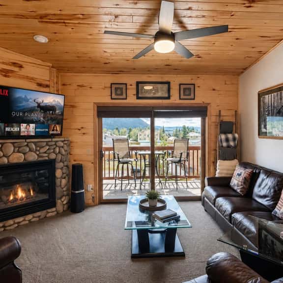 Walk to town, natural lake and MTN view, balcony - Image 1