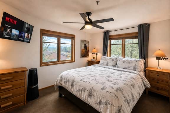 Walk to town, natural lake and MTN view, balcony - Image 4