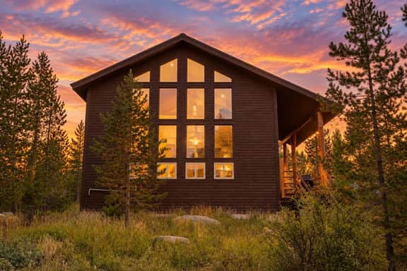 Glacial boulder cabin with panoramic mountain view - Image 3